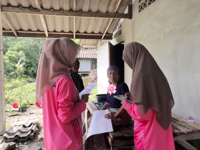 แจกใบแผนพับประชาสัมพันธ์การเสียภาษีที่ดินและสิ่งปลูกสร้างประจำปี 2567